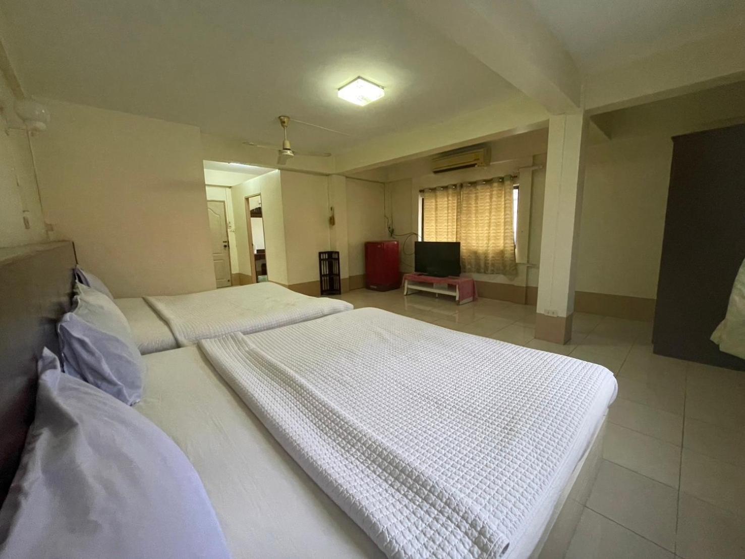 Oyo 75494 President Apartment Pattaya Exterior photo